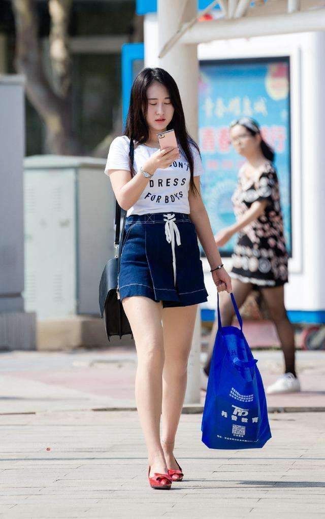 街拍: 火辣辣的天气, 正适合看火辣辣的美女