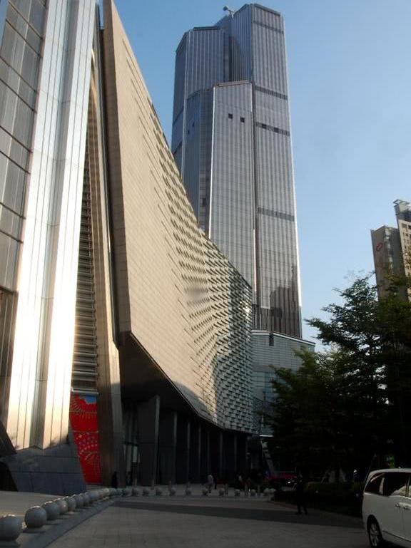 华南第一摩天楼，直入云霄，它的副楼也很气派！