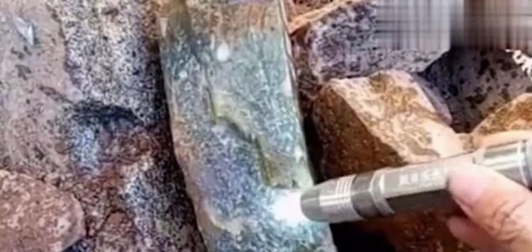 农村盖房用的竟是玉石，到底是愚钝，还是玉石多到可以任性？