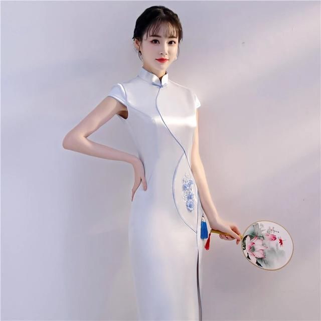 旗袍开衩有讲究，不然怎生曼妙情？