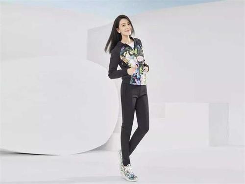 女神高圆圆机场新秀,气质碾压全场,轻松驾驭“原谅色”