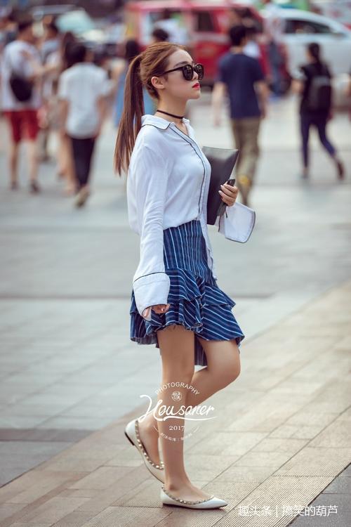 路人街拍：超自信的两位小姐姐，两条短裤秀出完美身材，特别耀眼