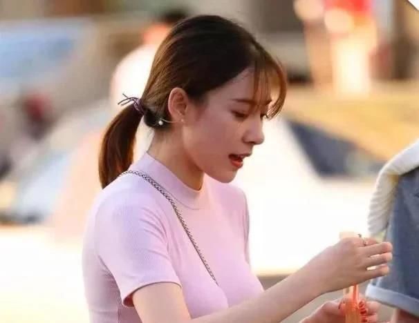「热情」热情活泼的时尚街拍:清新甜美的小姐姐,展现别致的时尚美