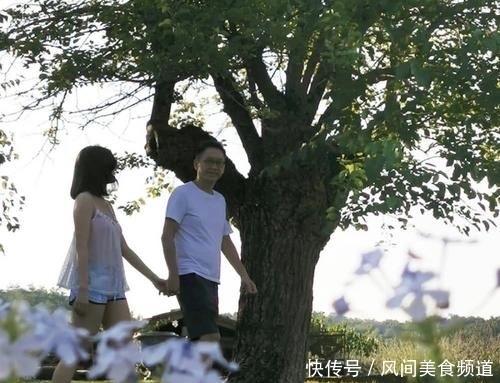 条蓝色■衬衫配紧身牛仔裤，模特身材不像孩子妈，49岁李嘉欣疑复出开工