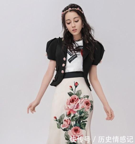 迪丽热巴穿薄纱礼服现身活动，中间堆着一团薄纱，忘记拉平了