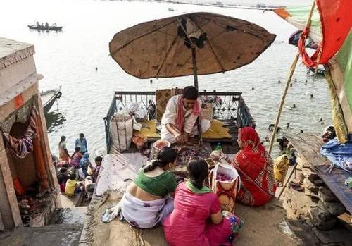 在印度旅行,不能盯着苦行僧看或拍照,这是为什么呢?