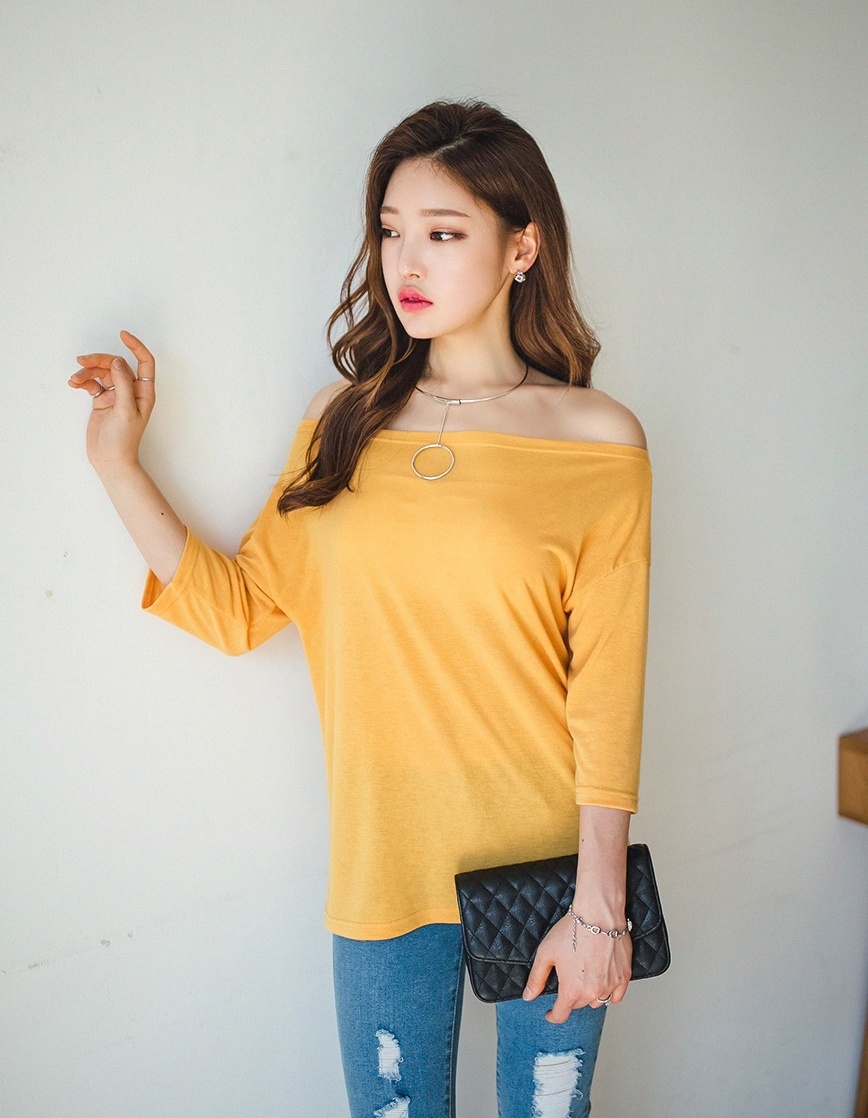 街拍:年轻活力的牛仔裤美女,秀出纤细小蛮腰,很有吸引力!