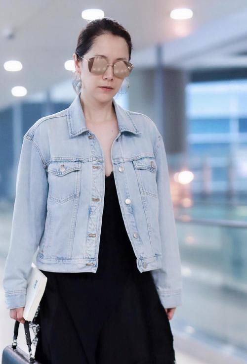  #女人#海青实力装嫩，牛仔外套内搭连衣裙女人味十足，优雅少女非常减龄