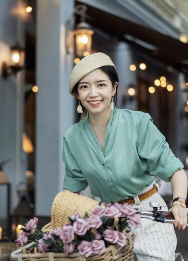  『看上去更加』“女神时尚博主”平时的穿衣搭配，淡绿色衬衣配乳白色花纹锥形裤，高級空气