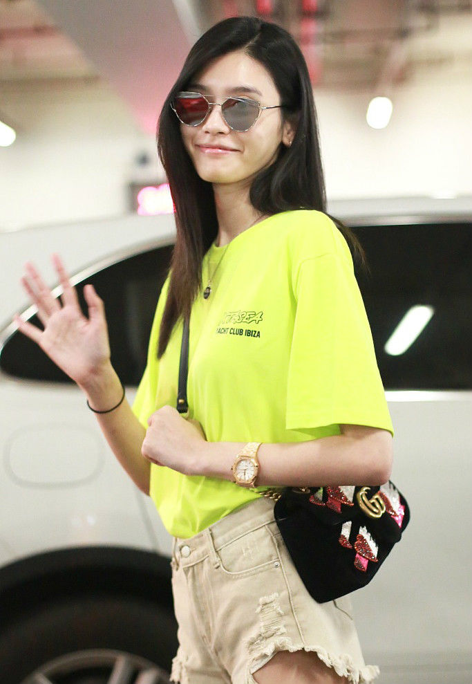 “超模”奚梦瑶全身行头加起来超45万 网友:果然是壕姐本壕!