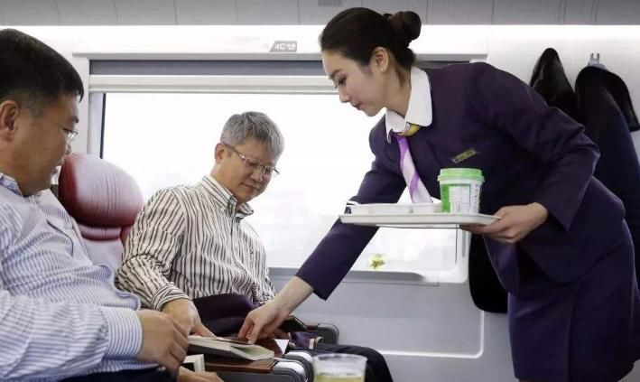 美国姑娘来中国旅行体验高铁，被准点率惊到了，看到它更是意外