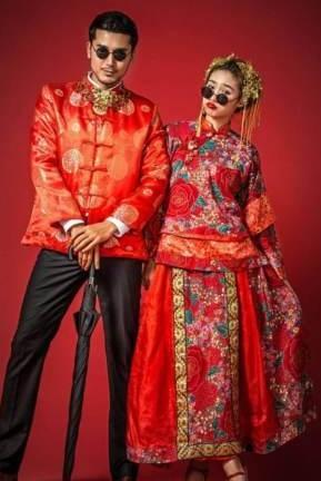 这样一款中式的旗袍婚服，让你的婚礼增添上一抹中国红！