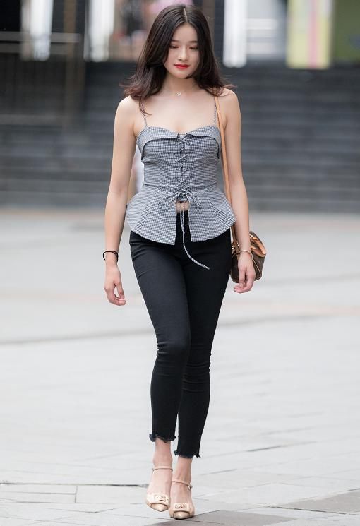 街拍:美艳姑娘清凉出行，“标准匀称”的身形，满满的女人味!