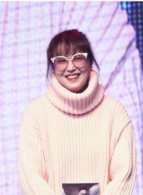 周海媚亮相活动, 粉色毛衣配上一口大黄牙, 网友直呼: 辣眼睛!