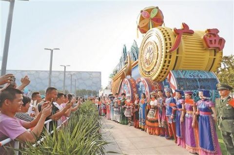  展出：“壮美广西”彩车在北京奥林匹克公园展出