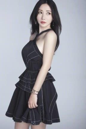 柳岩穿件吊带就现身,这身材逼死多少人,网友:除了她没人能驾驭