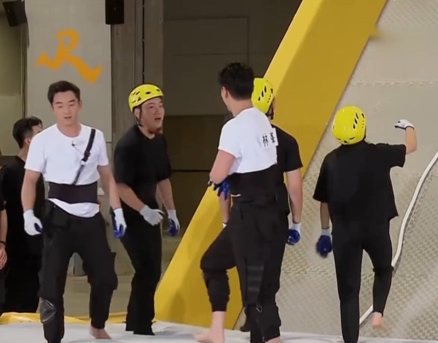  #大战#《奔跑吧》节目组搞两种待遇，人梯大战素人都戴头盔，跑男却没有