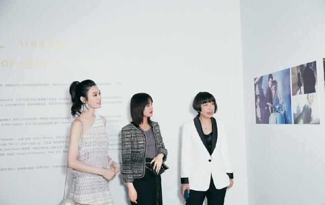 32岁辛芷蕾撞衫21岁关晓彤，同穿连衣裙，输了年龄赢了气质