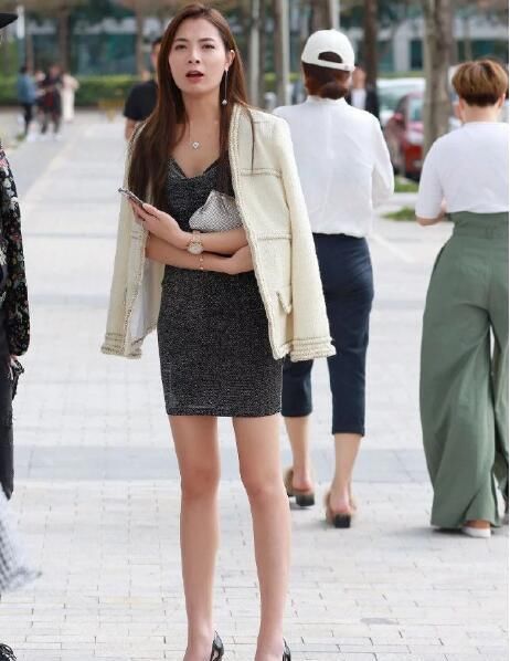 很有气质的小姐姐，穿搭吊带连衣裙，秀出完美的好身材很迷人