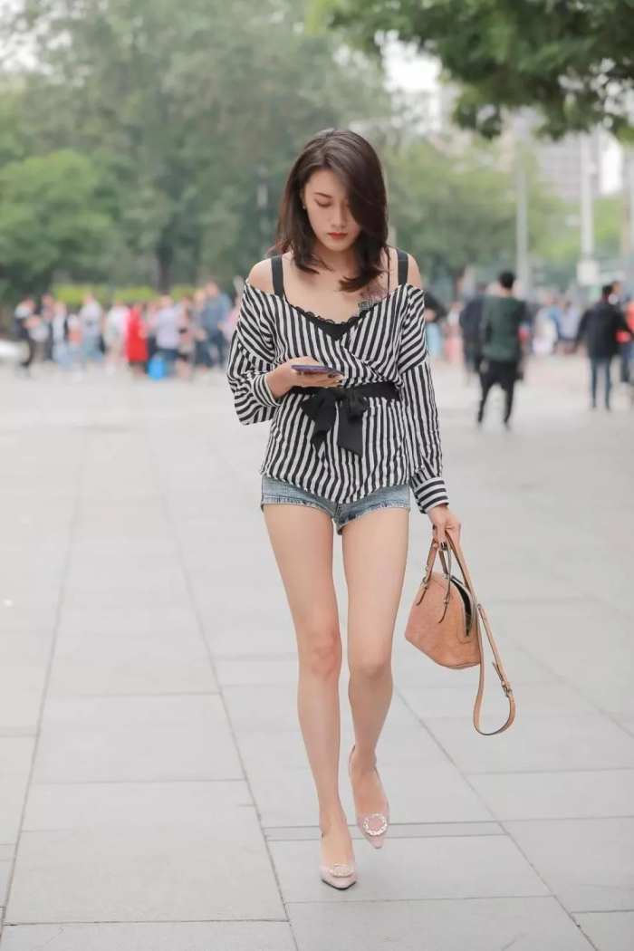 真羡慕穿着麻袋就可以出门的美女, 图5, 相信你不用手放胸前也可