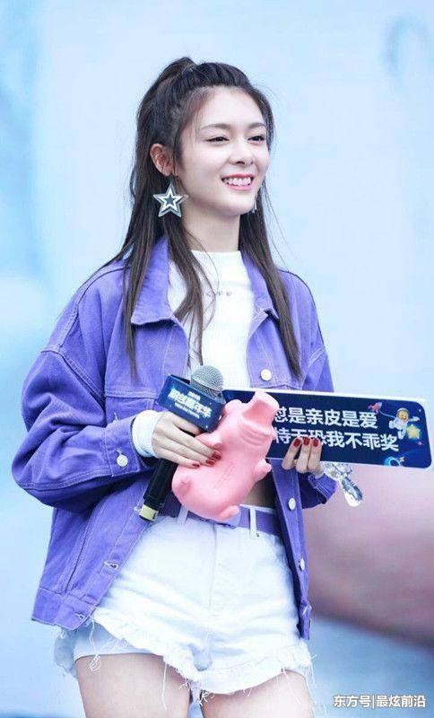 傅菁也疯狂!短裤短到露出安全裤,一般人可不敢这样穿上台的