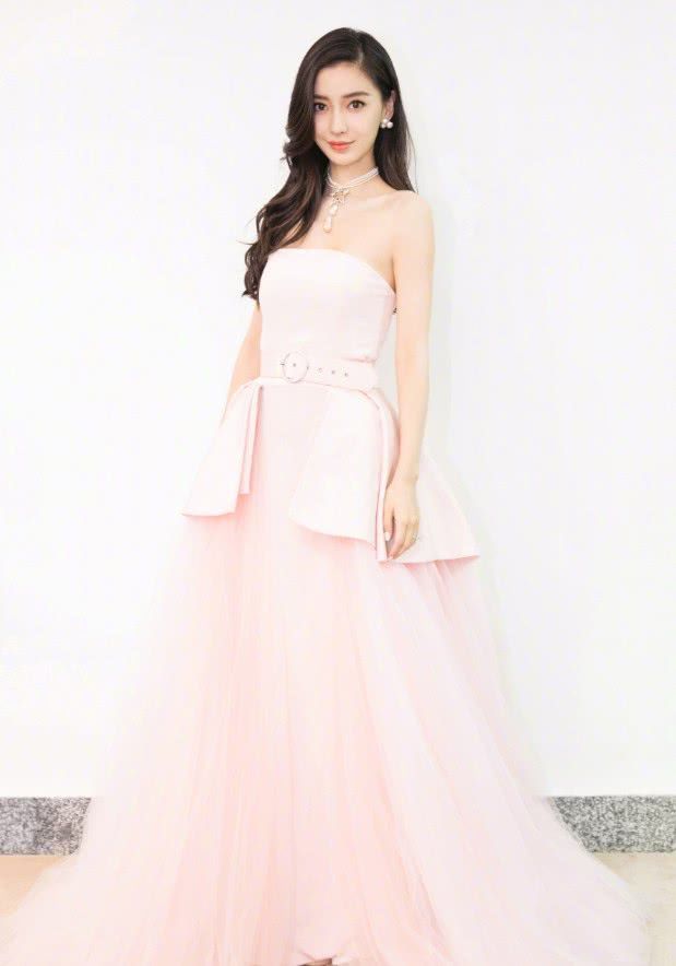 被杨颖的裙子吓到了，身上爬满了“黑蜘蛛”，密集恐惧症慎入！