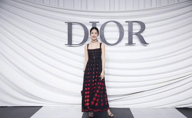 《芳华》女主杨采钰现在越来越会穿了，整个的衣品特有气场