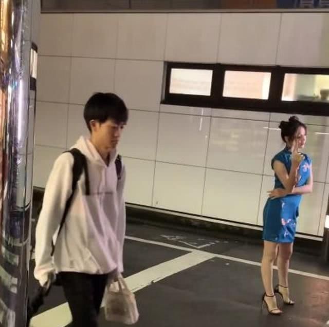  「抓拍」热巴穿旗袍拍广告，路人抓拍生图腿型太夸张，确定27岁