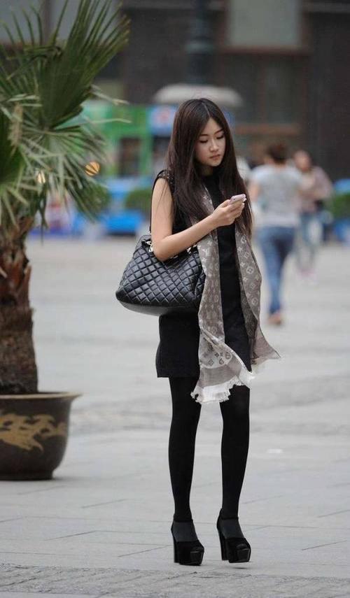 街拍：小姐姐黑色连衣包臀裙配黑丝袜小高跟，成熟性感迷人！