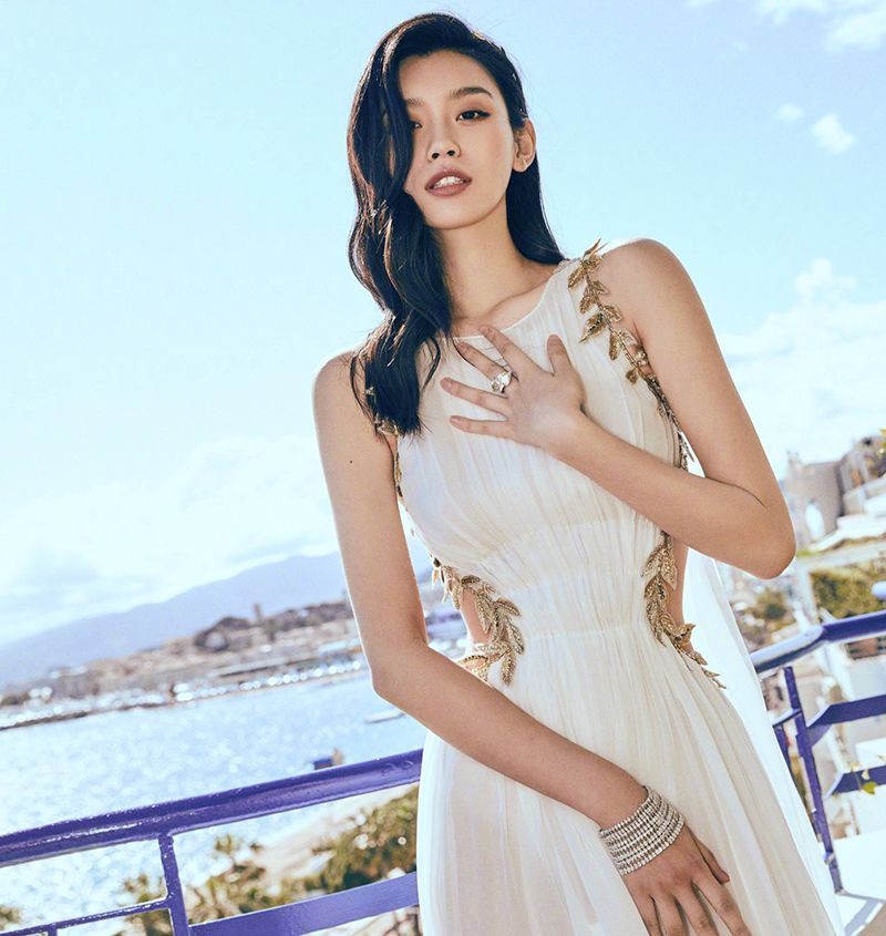 奚梦瑶出席活动，礼服上身两侧是空的，网友：跟个肚兜似的好俗气