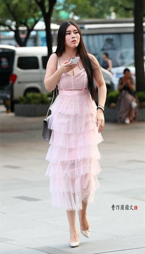 街拍：上身丰腴的美女，一加一减让身材堪比模特