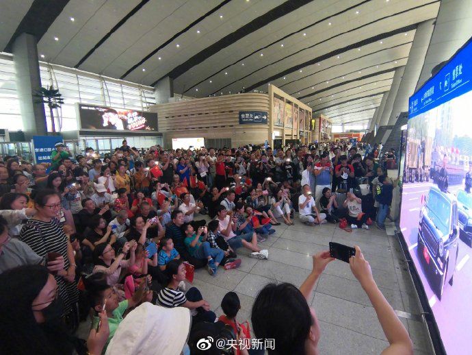  盛世中华@今天机场火车站人山人海看阅兵 这里面有你吗？