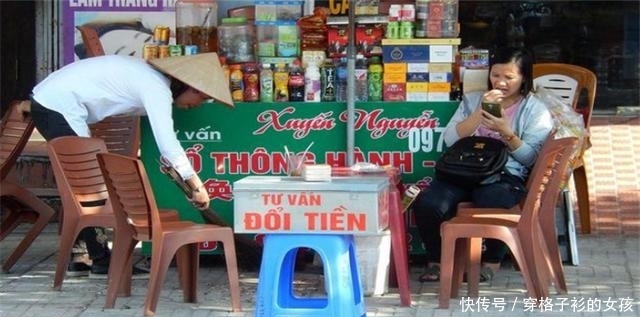 越南街头一大奇景，大捆人民币摆在路边，游客：这是什么操作？