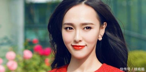 唐嫣高跟鞋走草坪，脚跟不慎粘上一红叶网友美到让人心醉！