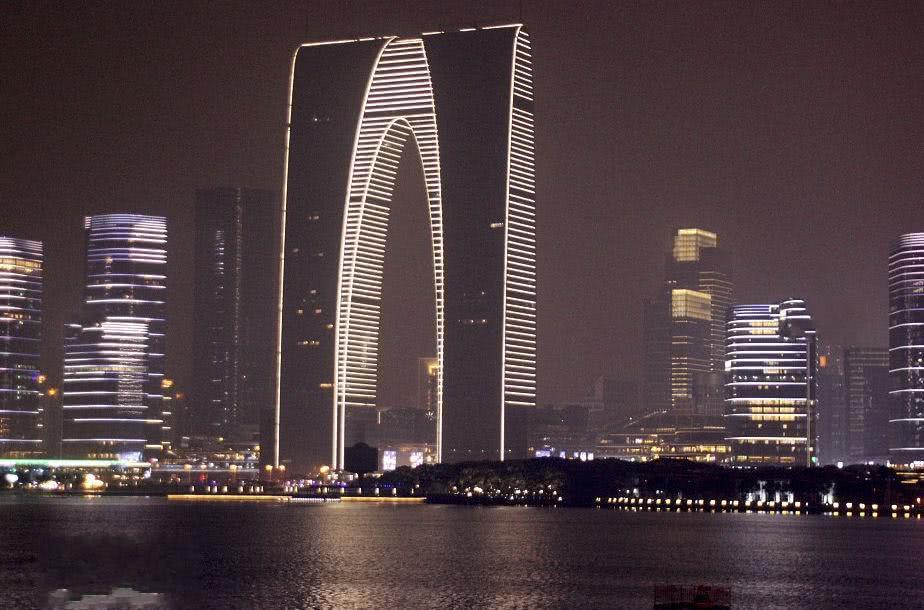 江苏最丑的一个建筑，高301.8米，却被说成是像一个“秋裤”