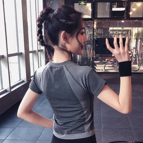 “蜜桃裤”早落伍了!今年流行这样的瑜伽服，凸显S曲线