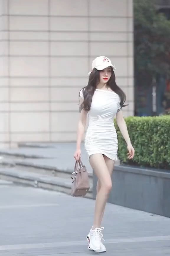 [ 穿搭]完美的“多肉S”型仙女，白色连衣裙，网友：初恋的味道哦，来咯