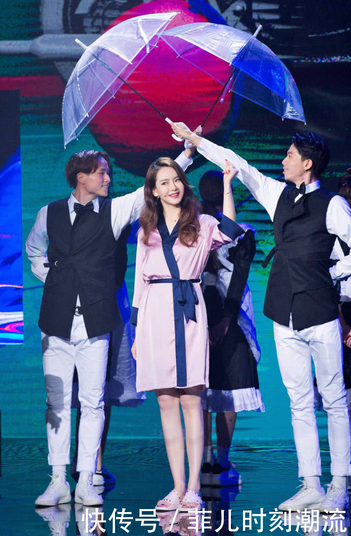 戚薇豁出去了！穿件粉色睡衣就敢上台表演，网友：李承铉快来管管