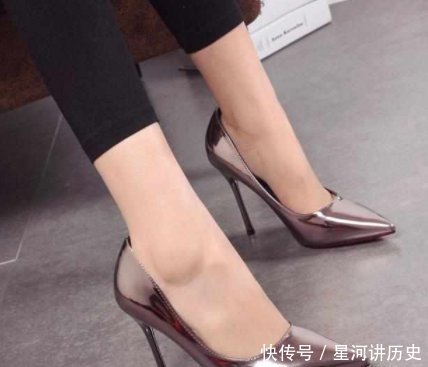 『工作』尖尖的高跟鞋穿上优雅的女性气质, 展现出工作场所的直率和干练气质