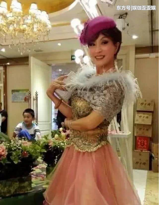 为了变美三十年不吃晚饭，动手术都要化妆，如今竟成这样！