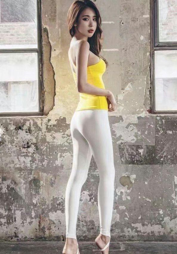 身材紧致的打底裤美女,秀出傲人曲线,回头率非常高!