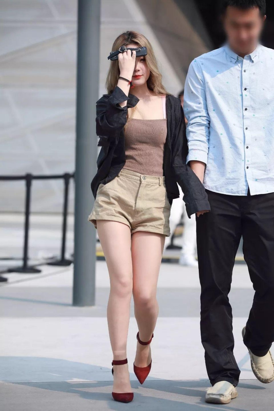 深圳街拍 身材微丰满，肤色白皙迷人的性感甜美可爱美女