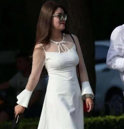  【美女】美女时尚街拍：身材苗条的美女，一条蓝色的连衣裙，时尚大方气质