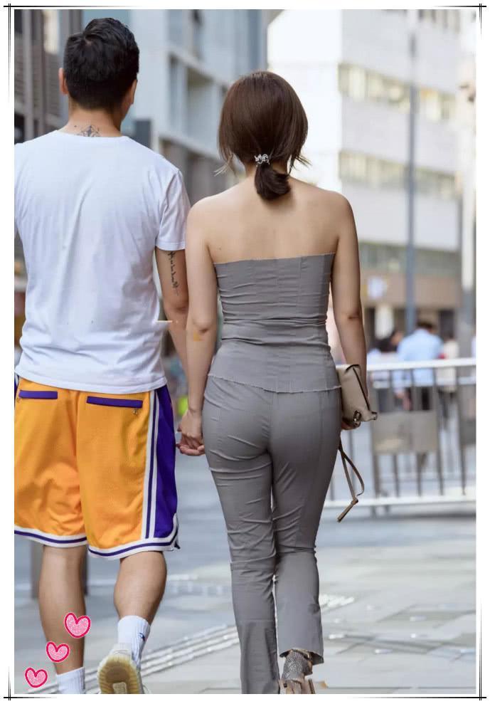 街拍:妹子为什么把紧身裤穿出褶皱,可能只有你旁边的帅哥知道