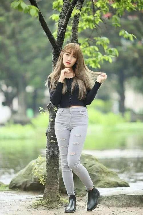 长发飘飘的靓丽女神紧身牛仔裤,秀出凹凸有致的好身材！