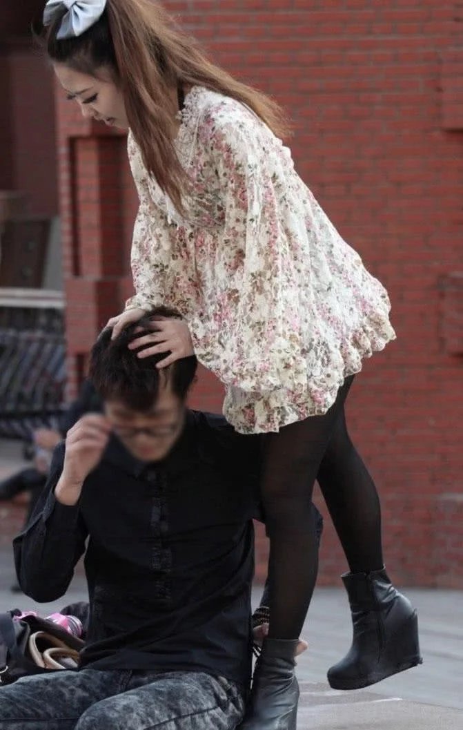 黑丝袜小姐姐街头游玩，各种高难动作，男友有些受不了了