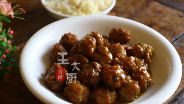  吃腻：普通肉丸都吃腻了？这道咖喱小丸子香味浓郁，让你胃口大开