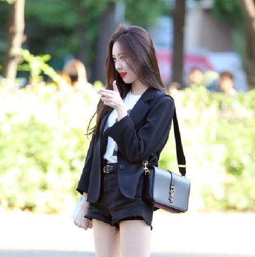 韩国“第一腿精”李宣美，穿短裤秀腿，网友：膝盖好丑！