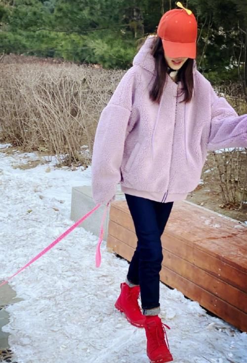 「 赵薇」外出就穿姨妈色的马丁靴,秀出110腿长,赵薇“女儿”才12岁