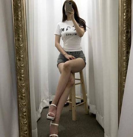 街拍：气质甜美的紧身小姐姐，显得特有女人味